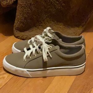 Trendy Brown Sneakers with Cream Laces